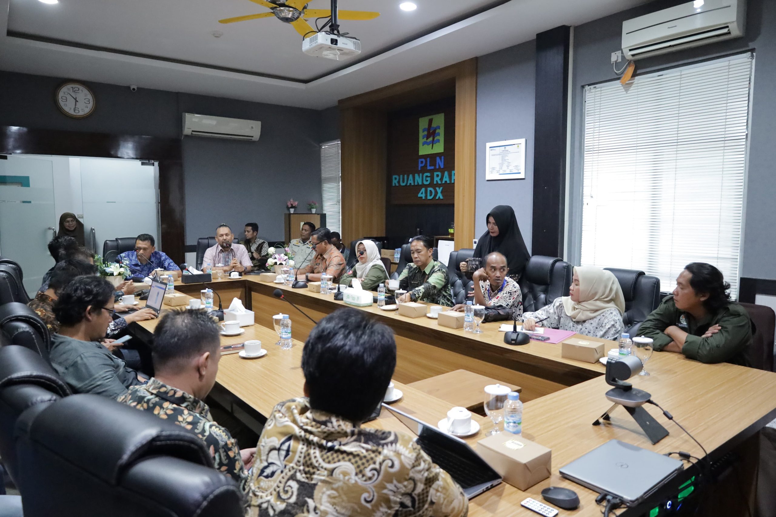 Pemkot Pangkalpinang Bersinergi dengan PLN Atasi Bahaya Pohon Tumbang