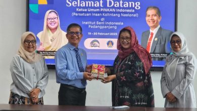 Ketum PINKAN Serahkan Alat Musik Kolintang untuk ISI Padangpanjang