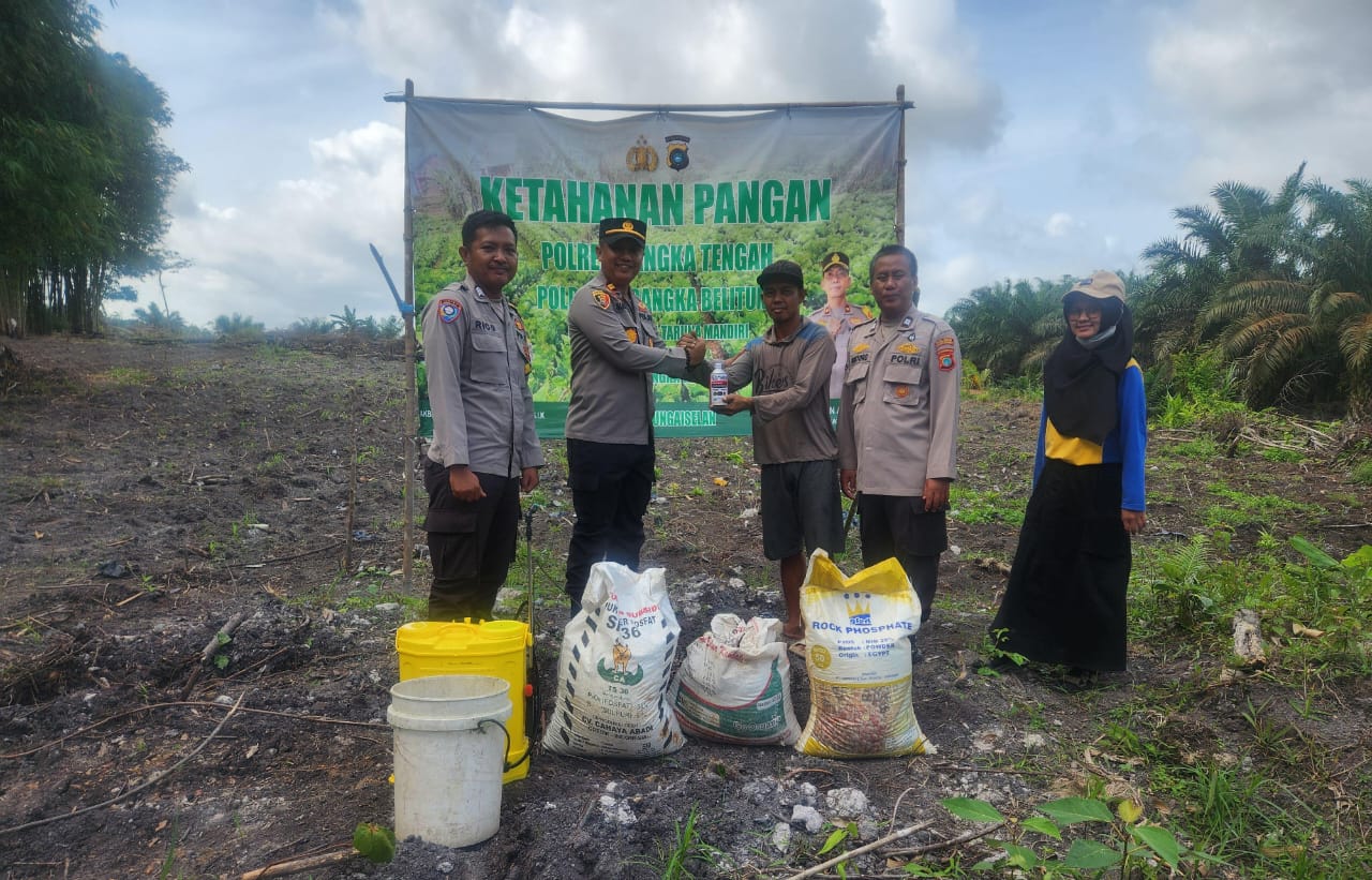 Dukung Swasembada Pangan, Polsek Sungaiselan Beri Bantuan Pupuk dan Racun Hama ke Petani