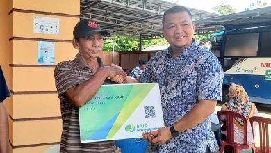 PT Timah Tbk Serahkan 28 Kartu BPJS Ketenagakerjaan untuk Nelayan di Toboali