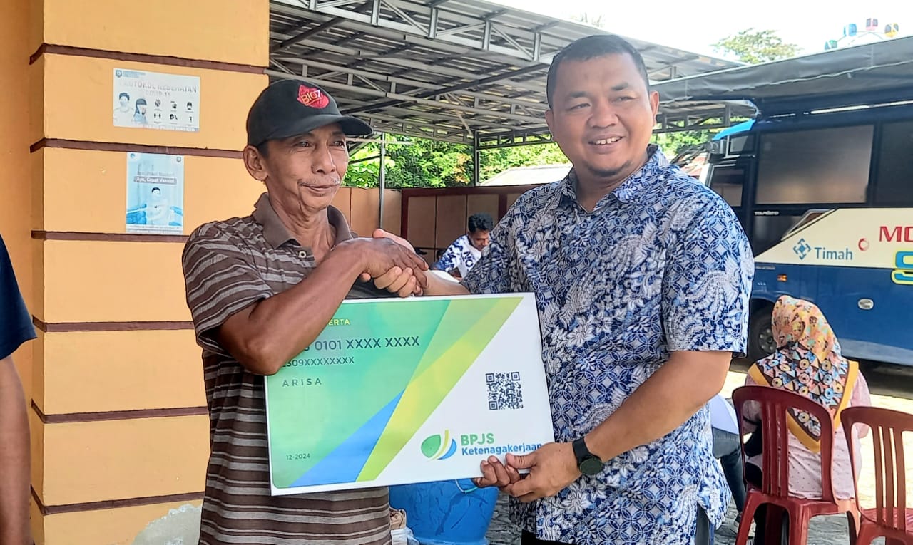 PT Timah Tbk Serahkan 28 Kartu BPJS Ketenagakerjaan untuk Nelayan di Toboali