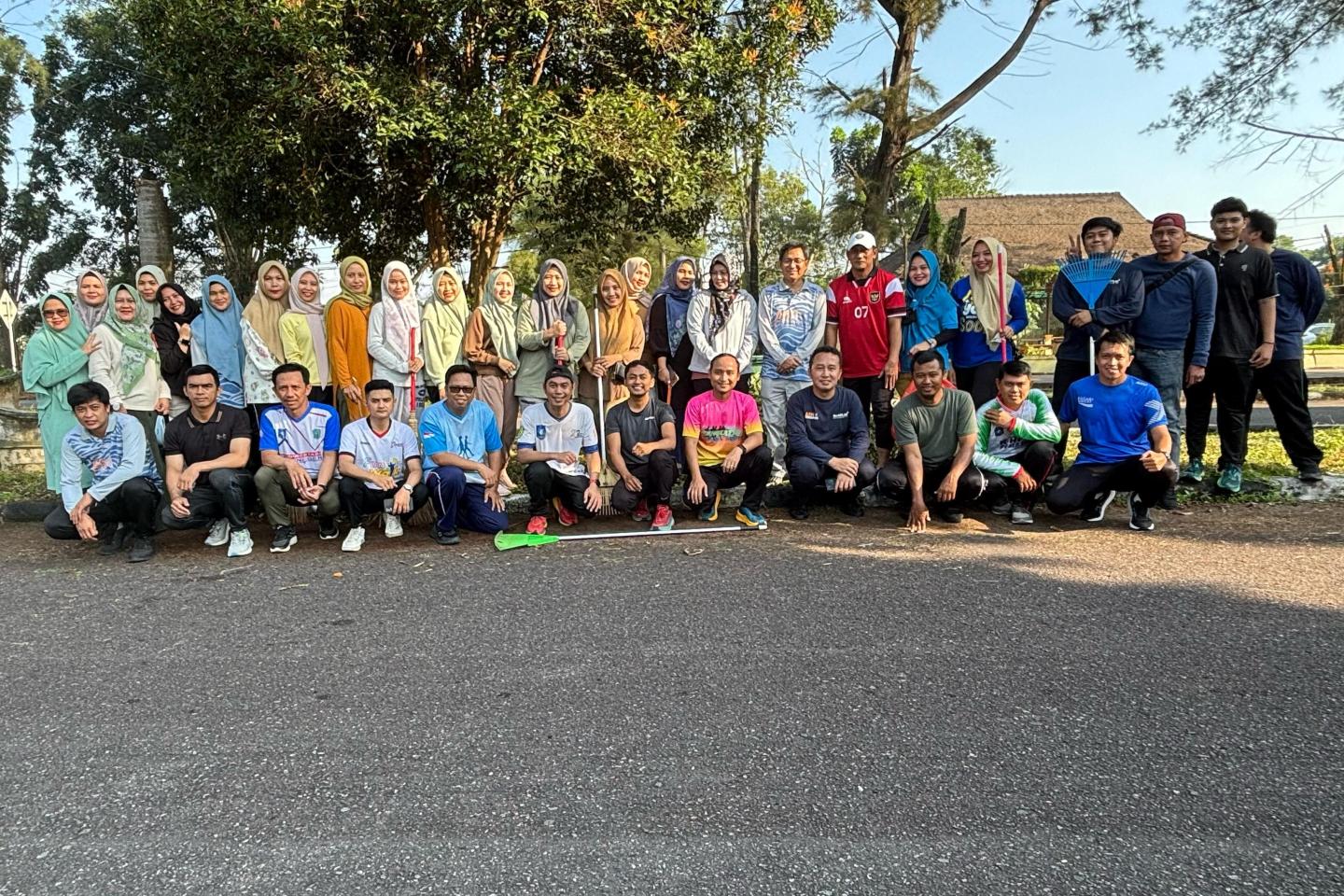 Wagub Hellyana Tinjau Langsung Kegiatan Jumat Bersih: Ciptakan Lingkungan Nyaman dan Sehat