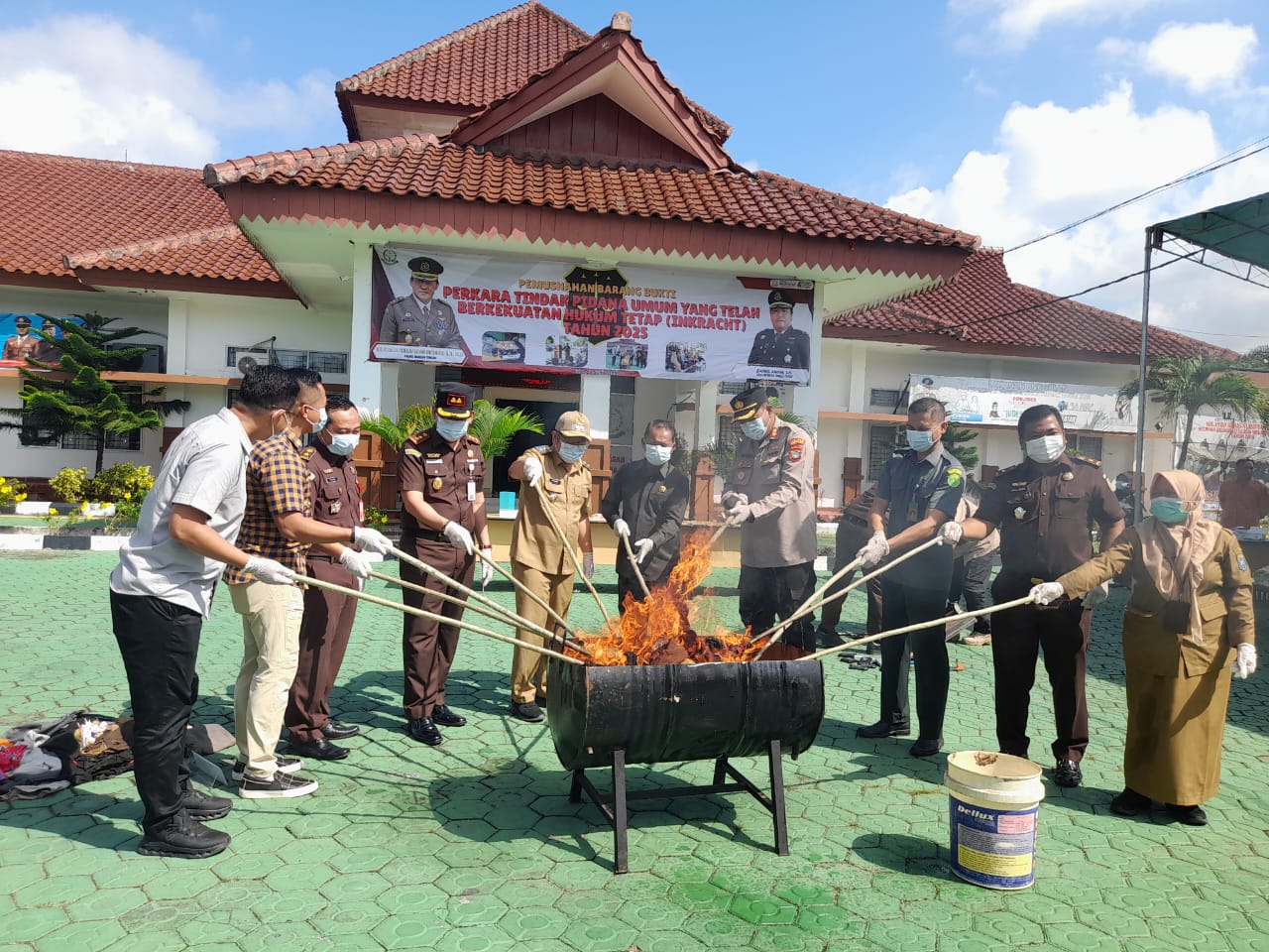 Kejari Bateng Musnahkan Barang Bukti dari 51 Perkara