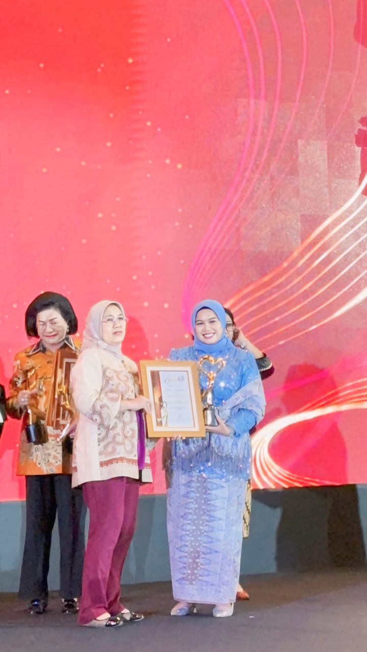 Dinda rembulan menerima penghargaan 